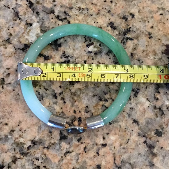 Beautiful Jade Bracelet w/ Hematite - Picture 5 of 5